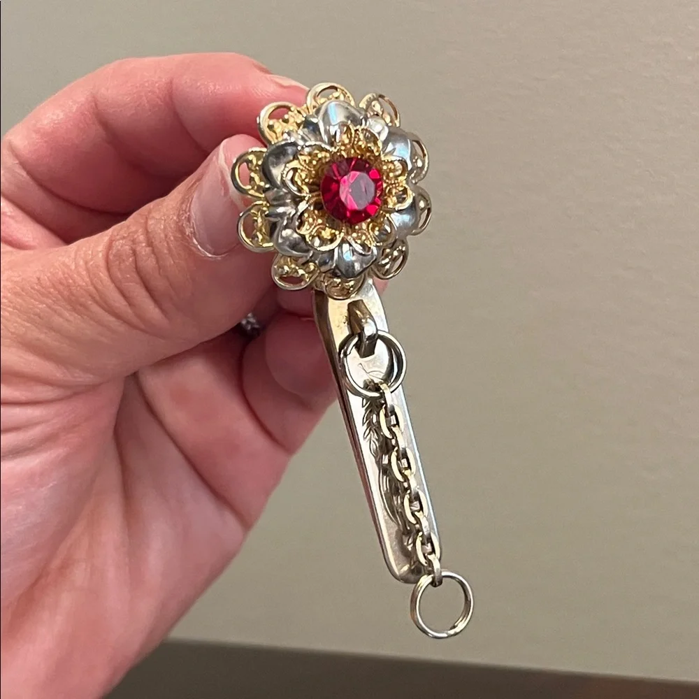 Vtg 50s Gold filigree & Red Gem Clip-On Key Holder - Picture 3 of 12